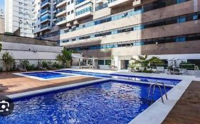 64 Flat Pitangueiras 1 quadra praia com Wifi